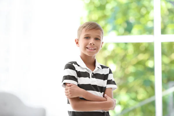 Bedårande Liten Pojke Casual Kläder Suddig Bakgrund — Stockfoto