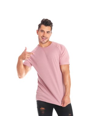 Genç adam banyoda aynanın yanında tıraş köpüğü sürüyor.