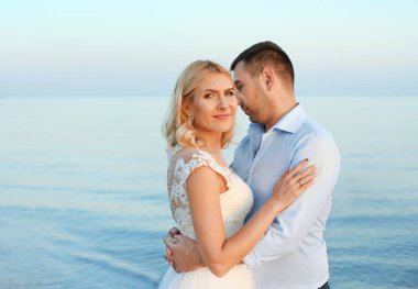 Düğün çifti. Sahilde sarılma gelin damat