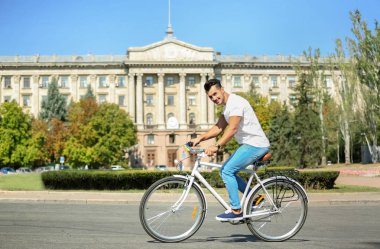 Yakışıklı genç hipster adam binicilik bisiklet açık havada