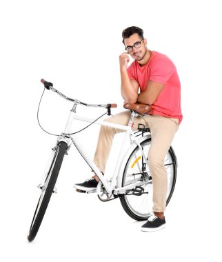 Yakışıklı genç hipster adam beyaz arka plan üzerinde bisiklet ile