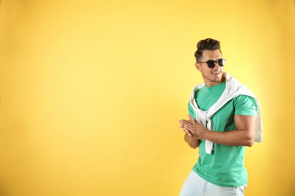 Hombre Joven Aplicando Espuma Afeitar Cerca Del Espejo Baño — Foto de Stock