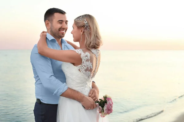 Свадебная Пара Обнимается Пляже Пространство Текста — стоковое фото