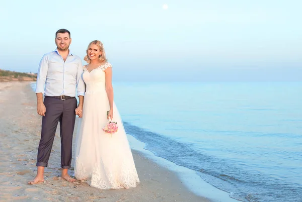 Pareja Boda Parada Playa Espacio Para Texto —  Fotos de Stock