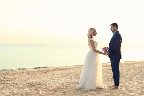 Pareja Boda Tomados Mano Playa Espacio Para Texto —  Fotos de Stock