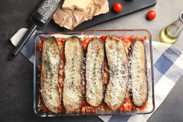 Composizione Posa Piatta Con Melanzane Forno Pomodori Formaggio Stoviglie Sulla — Foto Stock