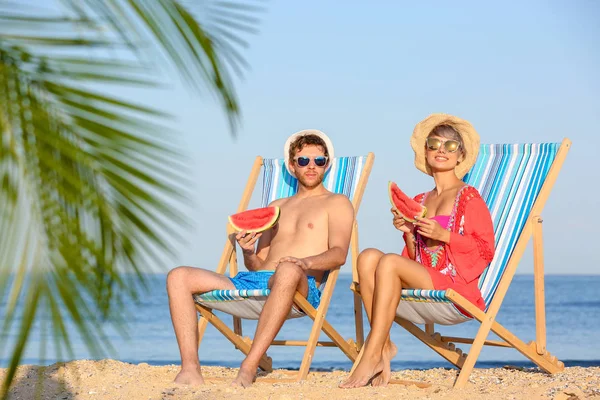 Pareja Joven Con Rodajas Sandía Sillas Playa Costa — Foto de Stock