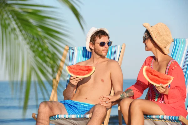 Pareja Joven Con Rodajas Sandía Sillas Playa Costa — Foto de Stock