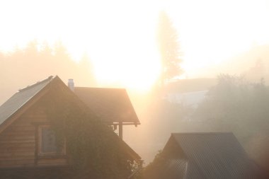 Güzel bir ahşap evler üzerinde gündoğumu manzarası