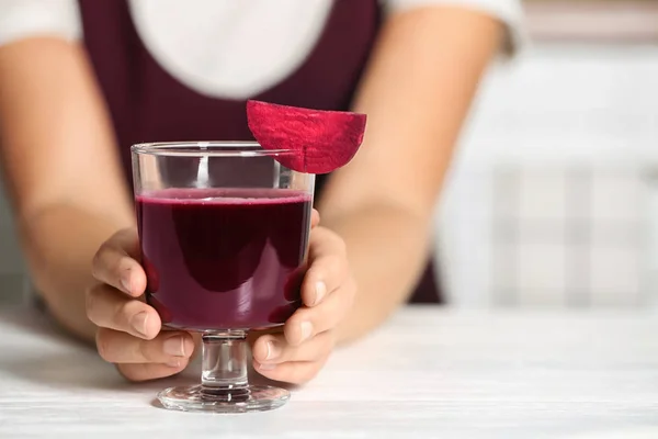 Woman Glass Beet Smoothie Table Closeup — Stock Photo, Image