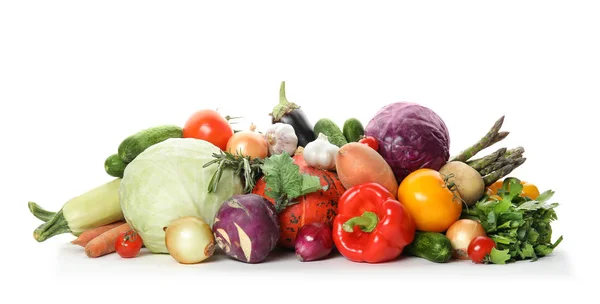 Купа Свіжих Стиглих Овочів Білому Тлі Органічна Їжа — стокове фото