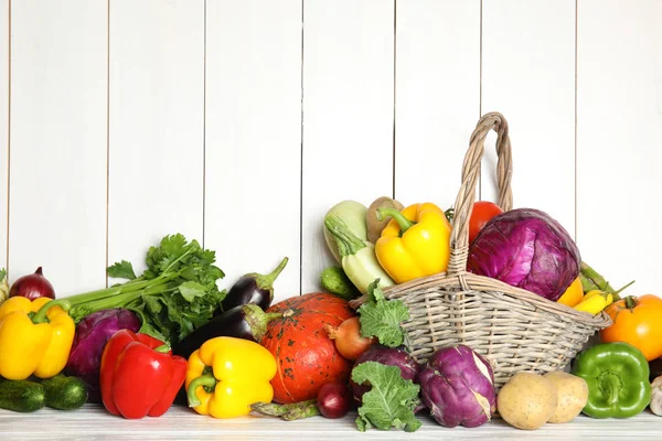 Viel Frisches Reifes Gemüse Auf Hölzernem Hintergrund Bio Lebensmittel — Stockfoto