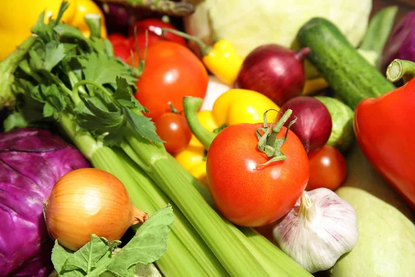 许多新鲜成熟的蔬菜作为背景 有机食品 — 图库照片