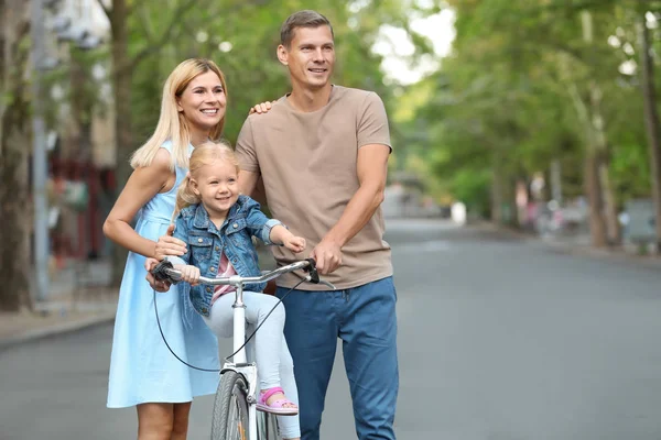 Famille Heureuse Avec Vélo Extérieur Jour Été — Photo