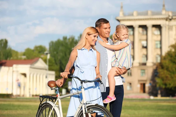 Щаслива Сім Велосипедом Відкритому Повітрі Сонячний День — стокове фото