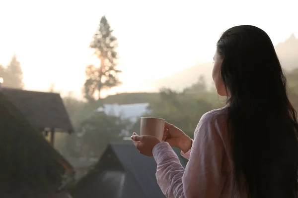 Junge Frau Mit Tasse Tee Genießt Schöne Aussicht Morgen — Stockfoto