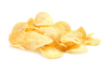 beyaz zemin üzerine lezzetli çıtır patates cipsi