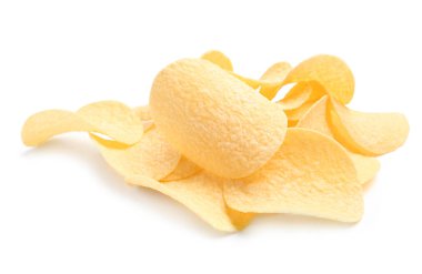 beyaz zemin üzerine lezzetli çıtır patates cipsi