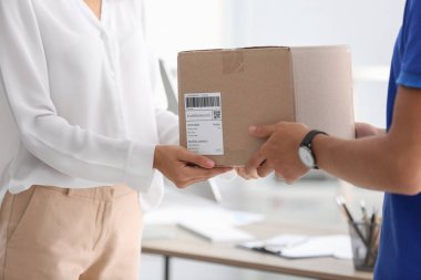 Genç kadın kurye Office paket alma