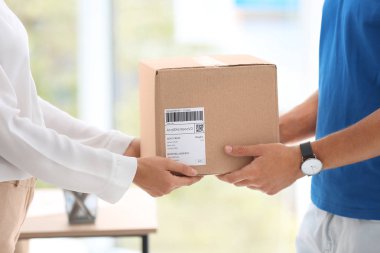 Genç kadın kurye Office paket alma