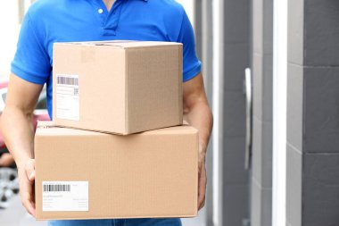 Teslimat servisi kurye ile parsel elinde açık havada