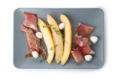 Tabak kavun dilimleri, mozzarella ve prosciutto beyaz arka planda, üstten görünüm