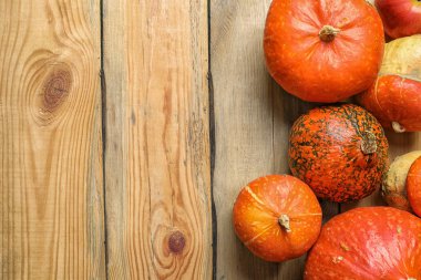 Ahşap arka plan, metin için yer ile düz yatıyordu kompozisyon üzerinde farklı balkabağı. Sonbahar tatil