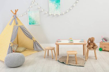 Çocuk odası iç tablo ile rahat, çadır ve oyuncaklar oynamak