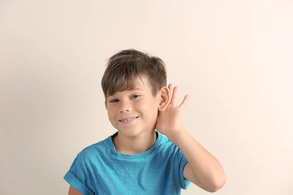 Menino Bonito Com Problema Audição Fundo Luz — Fotografia de Stock