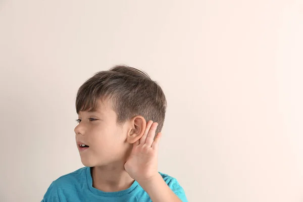 Lindo Niño Pequeño Con Problemas Audición Fondo Claro Espacio Para —  Fotos de Stock