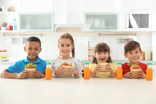 Niños Sentados Mesa Comiendo Alimentos Saludables Durante Descanso Escuela — Foto de Stock