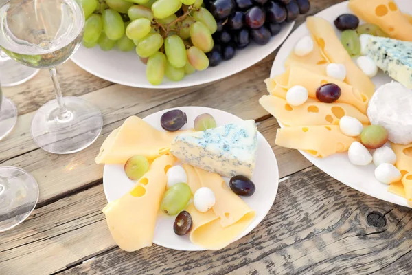 Vin Ost Och Druvor Träbord Vingården Picknick — Stockfoto