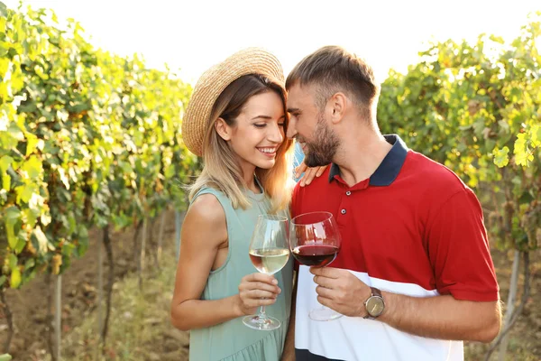 Romantic Couple Holding Glasses Wine Vineyard — Stock Photo, Image