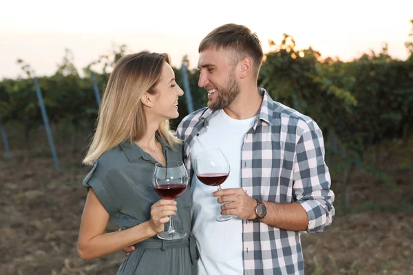 Jonge Romantisch Paar Glazen Wijn Houden Wijngaard — Stockfoto