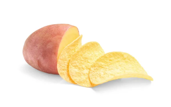 Rohe Kartoffeln Und Leckere Chips Auf Weißem Hintergrund — Stockfoto
