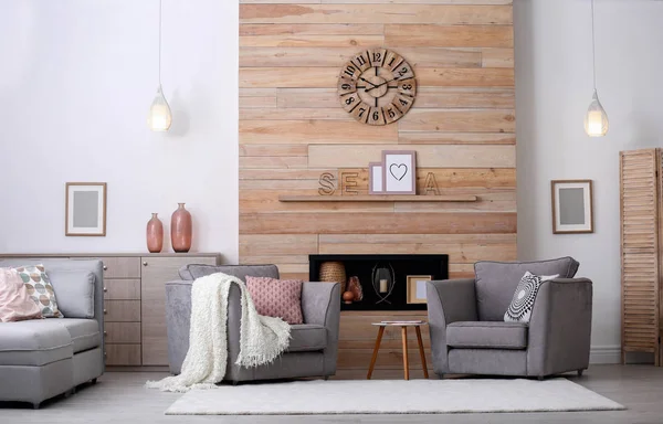 木製の壁と肘掛け椅子でニッチと居心地の良い家具付きアパート インテリア デザイン — ストック写真