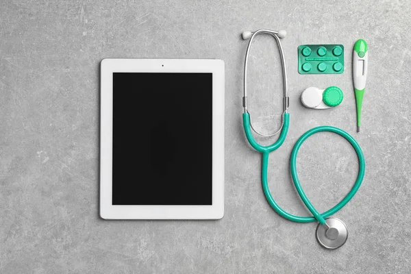 Tablet Com Espaço Para Texto Itens Médicos Sobre Fundo Cinza — Fotografia de Stock