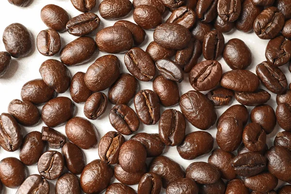 Rostade Kaffe Bönor Vit Bakgrund Ovanifrån — Stockfoto
