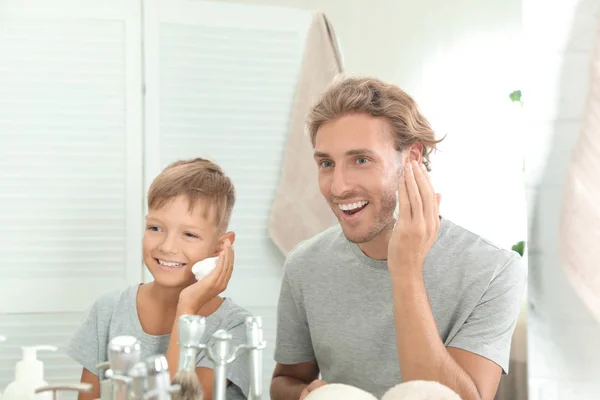 Pai Filho Aplicando Espuma Barbear Banheiro — Fotografia de Stock