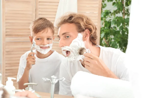 Pai Filho Fazendo Barba Juntos Banheiro — Fotografia de Stock