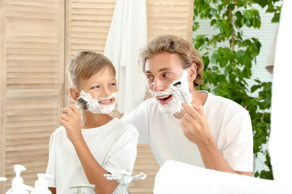 Vader Zoon Elkaar Scheren Badkamer — Stockfoto