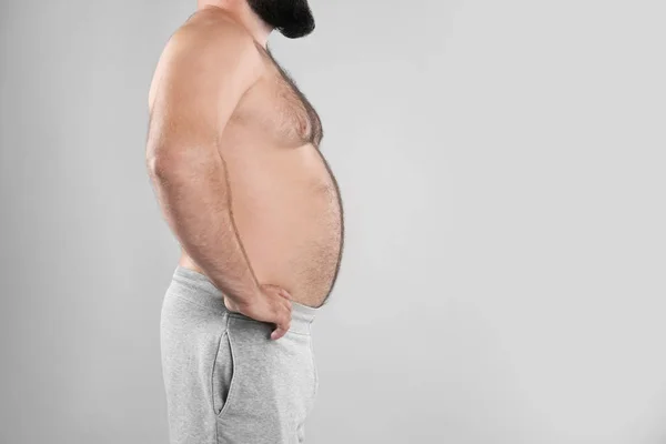 灰色の背景 テキストのためのスペースのデブ男 体重減少 — ストック写真