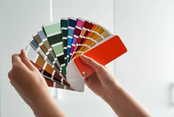 Renk Paleti Örnekleri Kapalı Closeup Ile Kadın Mekan Tasarımcısı — Stok fotoğraf