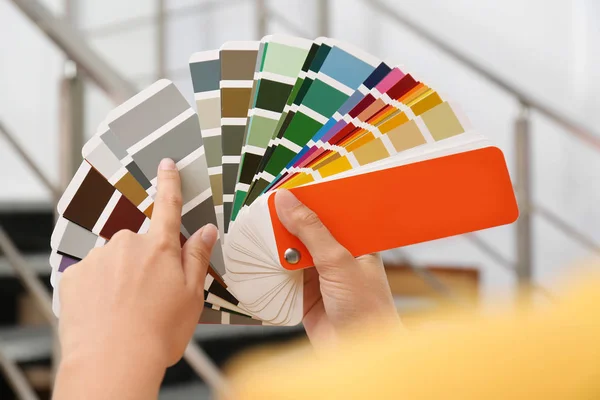 Female Interior Designer Color Palette Samples Indoors Closeup — Stock Photo, Image