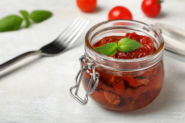 Vaso Con Pomodori Secchi Tavolo Leggero Spazio Testo — Foto Stock