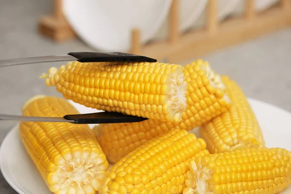 Tomando Mazorca Maíz Plato Con Pinzas Primer Plano — Foto de Stock