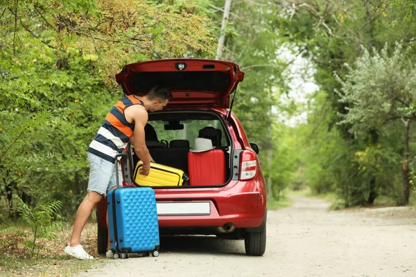 Heureux Homme Emballant Des Valises Dans Coffre Voiture Près Forest — Photo