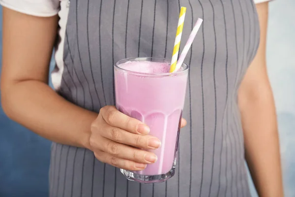 Kvinna Med Glas Läcker Milkshake Färg Bakgrunden Närbild — Stockfoto