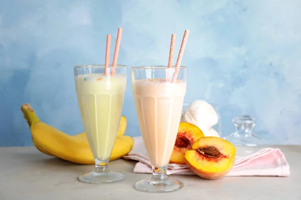 Susu Lezat Shake Dan Bahan Bahan Atas Meja Terhadap Latar — Stok Foto