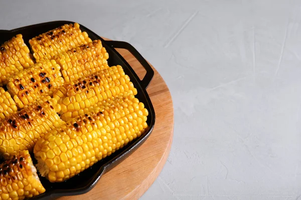 Fresh Grilled Tasty Corn Cobs Pan Space Text Light Background — Stock Photo, Image